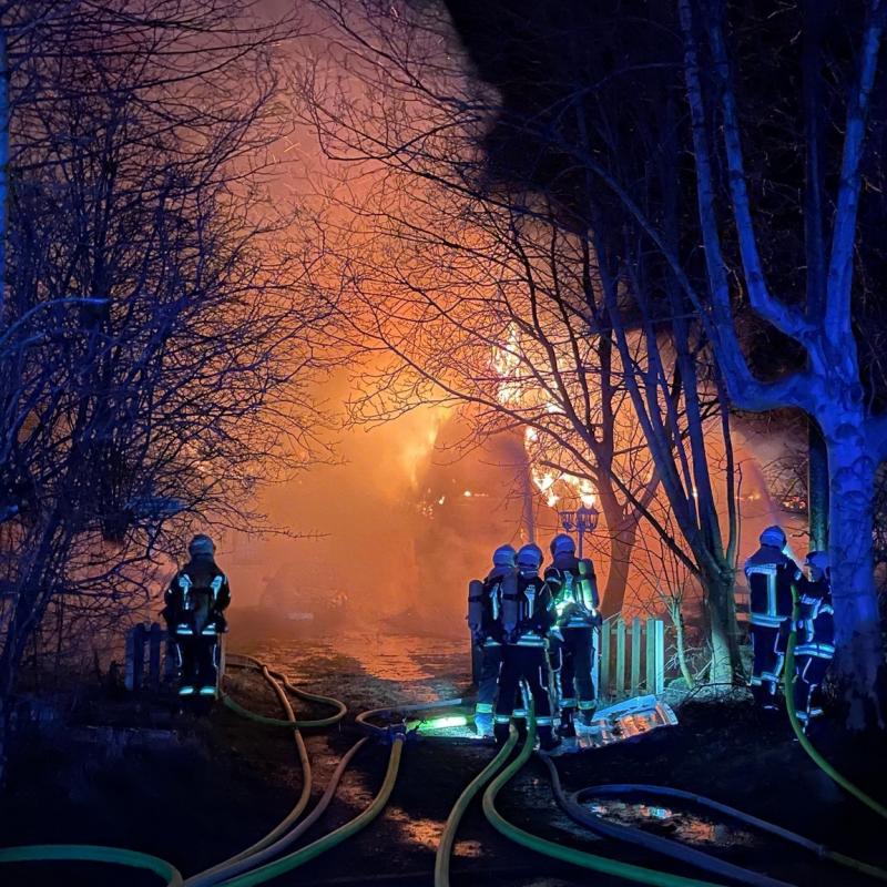Gemeinschaftlicher Einsatz gegen Großbrand: Reetdachhaus in Flammen